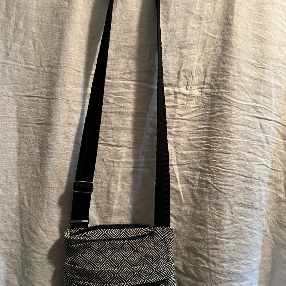 Thirty-One Hipster Black and White diamond purse. Adjustable strap. Pockets+ - Picture 1 of 7